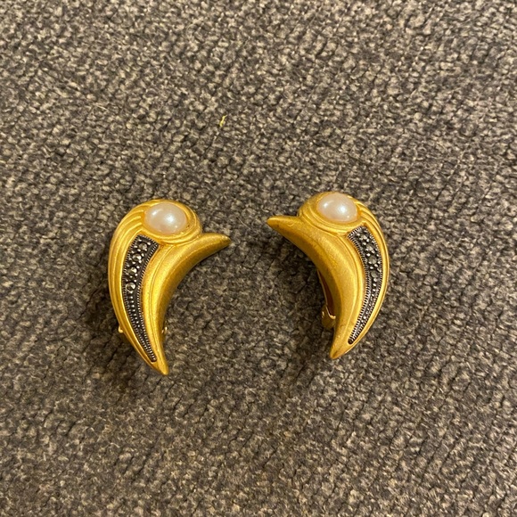 Judith Jack Art Deco Satin Gold Marcasite and Pearl Vintage Clip on Earrings - Picture 3 of 8